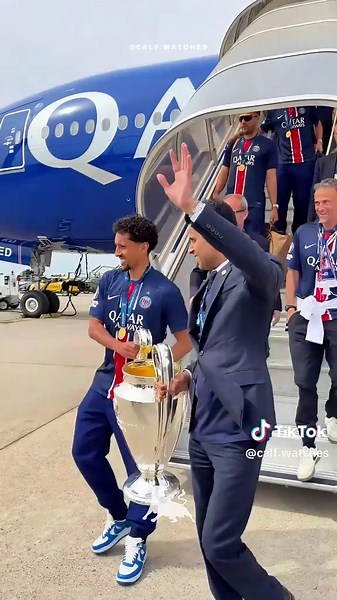 Campeões da Champions chegando em Paris com relógios INSANOS no pulso 🏆 Luis Enrique de Ulysse Nardin, Marquinhos de AP e Nasser Al-Khelaifi de Patek 🤩 🔹 Luis Enrique – Ulysse Nardin Freak X Carbonium ➡️ Um dos designs mais disruptivos da relojoaria moderna. A caixa de 43 mm em Carbonium (material usado na indústria aeroespacial) abriga um movimento carrossel sem ponteiros, onde o próprio calibre indica as horas. Equipado com o UN-230 automático, tem 72h de reserva de marcha, vidro de safira