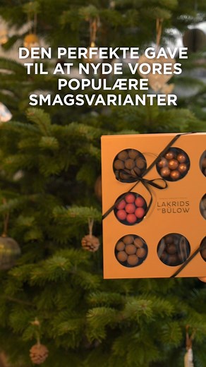 Invitér dem du holder af til at dele deres kærlighed for lakrids på den mest smagfulde måde. Den nye udgave af vores GOLD SELECTION BOX indeholder populære klassikere og Limited Edition sæsonfavoritter 🖤 Det er den perfekte gave til at prøve nye og forskellige smagsvarianter. Nyd A - THE ORIGINAL, C- COFFEE KIENI, D – SALT & CARAMEL, E – SALMIAK, F - DARK & SEA SALT, DOUBLE CHOCOLATE, CLASSIC CARAMEL CARAMEL og CRISPY RASPBERRY. 🖤 Fremstillet i Danmark 🖤 Glutenfri - vores lakrids er lavet af 