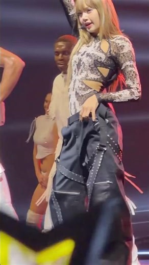 ​LISAs Explosive Solo Dance That Set The Stage On Fire!🔥 (Must WaLisa) ​#LisaAbs #LisaBody #KpopLive