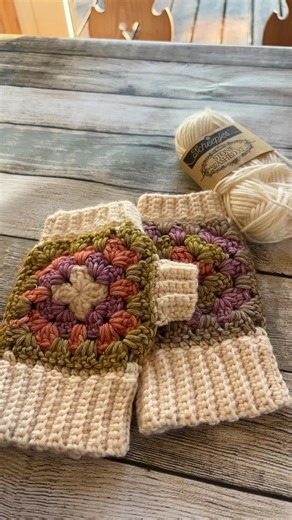 How to crochet mittens. #grannysquare #mittens #crochettutorial