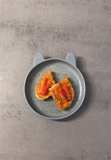 DOMÁCI AJVAR Vôňa pečenej papriky, jemný baklažán a k tomu chrumkavý chlebík… Niektoré kombinácie jednoducho spolu fungujú dokonale 🤍 Tento domáci ajvar robím vždy, keď chcem niečo jednoduché, poctivé a plné chuti. A keď máme doma kváskový viaczrnný chlebík Ďuro Truľo od @minit_slovakia, je to malý gastro zážitok. Ten chlieb má mäkučkú a nadýchanú striedku, chrumkavú kôrku a výbornú a výživnú chuť vďaka spojeniu viacerých zŕn (pšenicu, raž, ľan, ovos, slnečnice) a s týmto ajvarom sa dopĺňajú do