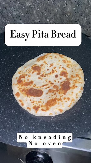 Paano Gumawa ng Pita Bread gamit ang Dalawang Tasa ng Harina