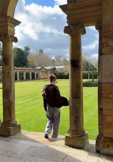 🏰Castle of Castles of England : Hever Castle Just over 1 hour from London, Hever Castle feels like stepping straight into a fairytale. This was the childhood home of Anne Boleyn, surrounded by a dreamy moat, rolling gardens, and peaceful countryside vibes. You can easily visit it as a day trip by train to Hever Station a scenic walk, or drive if you want to explore more of Kent. Come for the history, stay for the gardens, the lake walks, and that slow, storybook atmosphere If you love castles t