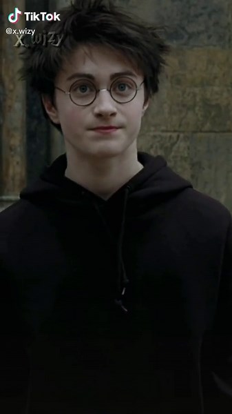 Harry in his black hoodie. 🖤 #harrypotter #harryjamespotter #edit #viral #harrytok #foryou #foryoupage #fypシ #black #fy #fyp