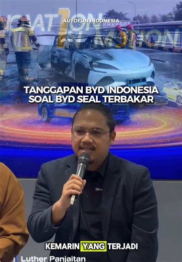 Pengemudi sempat ngerasa ada yang aneh pas nyetir, lalu sistem keamanan mobil langsung ngebantu deteksi anomali biar pengemudi bisa segera menepi. Gak lama, tim BYD langsung sampai di TKP buat mastiin konsumen aman, tenang, dan langsung bawa mobilnya untuk diinvestigasi sama para expert. BYD bilang kasus kayak gini super langka dari 90.000 unit yang udah jalan. Kira-kira gimana nih tanggapan kalian soal penanganan dari tim aftersales-nya? #autofunindonesia
