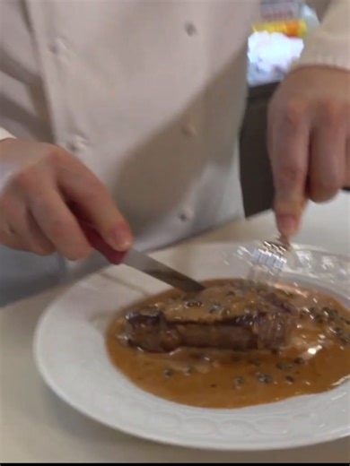 牛肉のステーキと緑ペッパーソースの簡単レシピ