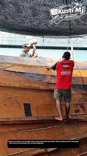 Climbing the Hull – The High-Stakes Art of Wooden Boat Planking Installation.