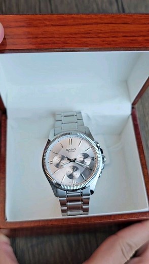 Casio Colección MTP-1375D 🔹 Características : • 📌 Diseño Robusto: Tamaño de la caja 42 mm • 📌 Cristal Mineral Reforzado: Alta visibilidad y protección contra arañazos. • 📌 Resistencia al Agua: 50 metros, ideal para lluvia y lavado de manos • 📌 Funciones Avanzadas: Hora militar y fechadores 🌐 Compra en www.goldenstorecolombia.com.co 📲 WhatsApp: 3168828925 #Reloj #Aventura #Estilo #Durabilidad | Relojes Golden Store