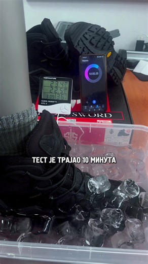 Izveli smo kontrolisani test u realnim uslovima kako bismo proverili otpornost Singl Sword taktičkih čizama na vodu i niske temperature. Čizma je potopljena u vodu kao test membrane, dok je led dodat kao simulacija ekstremne hladnoće. Temperatura je merena sondom postavljenom u unutrašnjosti čizme, uz referentna merenja spolja. Test je trajao 10 minuta u ledenoj vodi. Rezultat testa pokazao je razliku između spoljne temperature i temperature unutar čizme od samo 1°C.