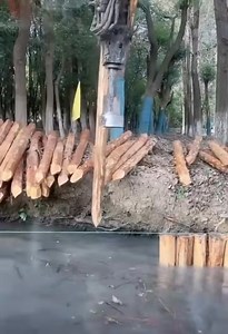 You’ll NEVER Guess How This Excavator Driver Hammers a Wooden Pile Perfectly Straight… UNDERWATER! 😱 | Giant Equipment