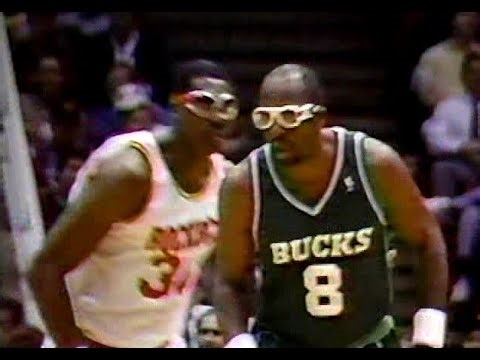 Hakeem Olajuwon Battles Moses Malone (RIP) - Bucks @ Rockets January 1992