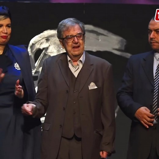 Très émouvant ! Un grand respect à notre grand artiste acteur Sid-Ahmed Agoumi ❤️ Honoré hier, lors du festival du théâtre professionnel au théâtre national d'Alger (TNA). Sid Ahmed Agoumi, de son vrai nom Sid Ahmed Meziane, né le 5 octobre 1940 à Bologhine ex Saint-Eugène au sein d'une famille originaire de Béjaïa, est un acteur et homme de théâtre algérien. Commençant sa carrière dans les années 1960, touchant avec la même énergie au théâtre à la télévision ou encore au cinéma, il jouera dans