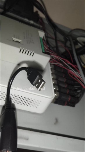 USB to RJ45 extension എന്നത് ഒരു converter അല്ലെങ്കിൽ adapter ആണു — ഇത് USB കേബിളിനെ RJ45 (അതായത് Ethernet port പോലുള്ള) വഴി ദൂരം കൂട്ടി ഉപയോഗിക്കാൻ സഹായിക്കുന്നു. 🔹 സാധാരണ USB കേബിളുകൾക്ക് ഏകദേശം 5 മീറ്റർ വരെ മാത്രം ഡാറ്റ ട്രാൻസ്ഫർ കാര്യക്ഷമമായി ചെയ്യാൻ കഴിയും. 🔹 എന്നാൽ USB to RJ45 extension adapter ഉപയോഗിച്ചാൽ, RJ45 കേബിൾ (Cat5/Cat6) വഴി 50 മീറ്റർ വരെ പോലും USB സിഗ്നൽ നീട്ടി ഉപയോഗിക്കാം. --- 🧩 എങ്ങനെ പ്രവർത്തിക്കുന്നു: ഇത് സാധാരണയായി 2 ഭാഗങ്ങളായി ലഭിക്കും: 1. Transmitter (TX) – ഇത് കമ്പ്യൂട