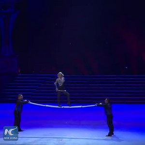Agile and graceful: Woman shows off stunning balancing skills on the "Russian bar." | China Xinhua News