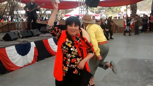 La cueca: el alma de Chile en un baile 🎶🇨🇱 Un pañuelo en alto, miradas cómplices y el zapateo que hace temblar la tierra. Así, una pareja de campesinos chilenos baila la cueca, nuestra danza nacional, en medio de las celebraciones de Fiestas Patrias. La cueca no es solo música y movimiento: es historia, es identidad, es la memoria de un pueblo que celebra la vida al ritmo de guitarras y payas. Cada giro recuerda la conquista del amor, cada zapateo resuena como el latido de Chile. En septiembr