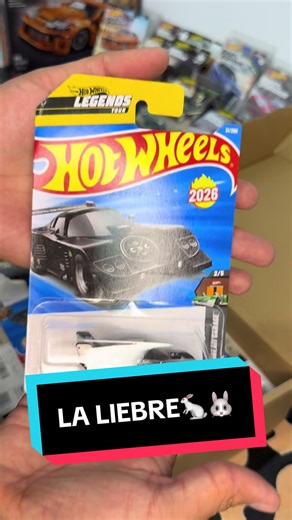 🔥📦 UNBOXING HOT WHEELS – “LA LIEBRE” 🐰💨 📦🔥 ¡Atentos coleccionistas y fanáticos de los clásicos! 👀 Hoy abrimos paquete de una pieza que corre bajito pero pesa fuerte en colección… 😮‍🔥 ✨ Hot Wheels “La Liebre” Un modelo con estilo vintage, líneas simples pero con esa actitud racer que lo hace inconfundible 🏁 Perfecto para los que aman los casting con historia y personalidad propia 💥 🔍 Detalles que enamoran: 🚗 Diseño compacto y agresivo 🎨 Decoración llamativa estilo clásico 🛞 Ruedas 