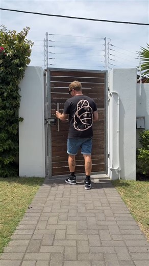 Francois van Coke on Instagram: "Ek kan nie elke dag by die Spur eet nie! @unboxedfoods_ het baie amazing en gesonde options, gerieflik en afgelewer by jou huis in die Noordelike Voorstede van Kaapstad. Dit is vibessss! Gebruik die discount code UNBOXEDxVANCOKE vir 15% af - as jy meer as R1000 se bestelling plaas."