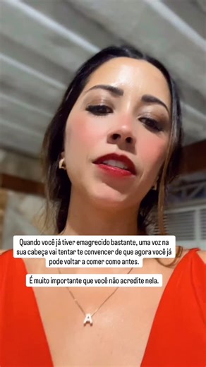 Quando a gente emagrece, o maior desafio deixa de ser o corpo e passa a ser a mente. Ela tenta negociar. “Agora já deu certo.” “Só hoje.” “Você merece.” Final de ano não é sobre voltar a quem você era. É sobre escolher, com consciência, quem você se tornou. Se permitir não é perder o controle. É ter controle. Comer, celebrar, brindar… sem se abandonar no processo. Autocontrole não é rigidez. É respeito pela sua própria história. 👉 Que você curta o final de ano sem culpa, mas sem esquecer tudo o