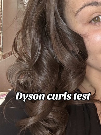 I am thinking about investing in a Dyson. I’ve heard many different opinions about it and can’t decide if it’s worth it or not. Yes, yesterday was my first try, it was very windy, even rained a bit, maybe I should do something different. Share your opinion with me. What I noticed: even with products in my hair felt very soft and I lost only two hairs while styling. #dyson #dysontest #dysonairwrapcurls #MeinungDyson #Locken