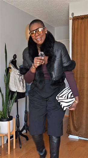 Tashira Halyard on Instagram: "the look is falling off the bone!!! 😭🙌🏿 hop over to youtube for some capsule wardrobe inspiration. i’m mixing five tops with five bottoms to create over 20 looks! #capsulewardrobe #tendernism #ootdfashion #winterwear"