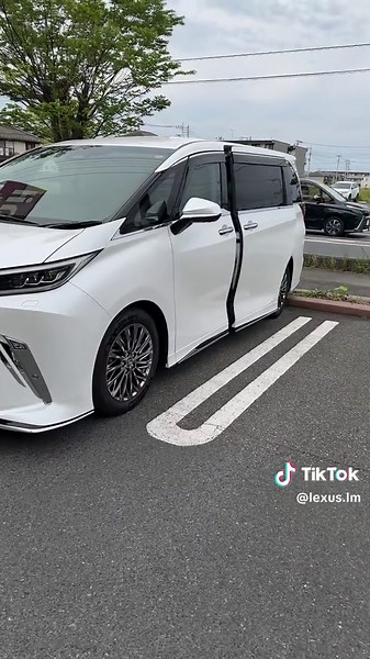 内装も最高😆#最高級車 #最高峰 #LEXUS #lexuslm #最高級ミニバン #かっこいい車 #lm500h #乗り換えました #高級車 #モデリスタ #エアロ #モデリスタエアロ #カッコいい車 #ミニバン #車撮影 #レクサスミニバン #車内装
