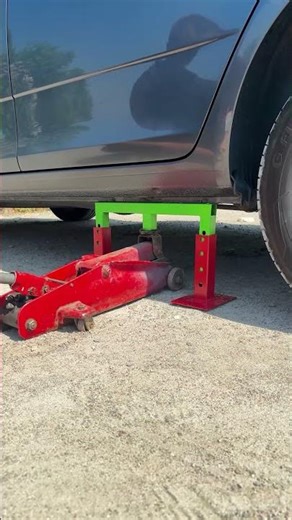 This car jack does the job