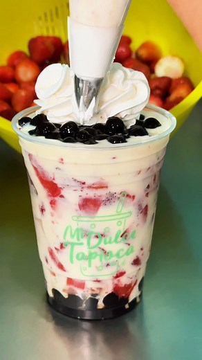 ¿Nunca has visto cómo se preparan unas Tapifresas? 🍓✨ ¡Prepárate para antojarte! 📍 Ven por las tuyas a tu sucursal favorita y déjate sorprender 😍 | Mi Dulce Tapioca
