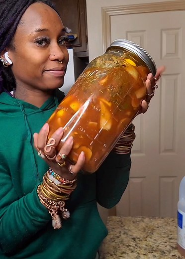 Fire Cider🔥🔥Ingredients🍃🍀🍃🍀 • 1 cup fresh horseradish root, grated • 1 medium onion, chopped • 10–12 cloves garlic, crushed or chopped • 1 piece fresh ginger root (4–5 inches), grated or chopped • 2 fresh hot peppers (jalapeño, cayenne, or habanero), sliced (use more for extra heat) • 1 lemon, sliced (optional, adds brightness) • 1 orange, sliced (optional, adds sweetness) • 2–3 sprigs fresh rosemary (or 1–2 tsp dried) • 2–3 sprigs fresh thyme (or 1–2 tsp dried) • 2–3 sprigs fresh oregano 