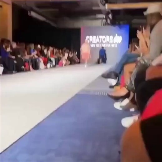 This man simply walked onto the fashion runway wearing a garbage bag—and nobody thought it was strange until security stopped him. 🤣🤣