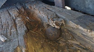 Personne ne savait qu’il était là : un boulet de canon retrouvé après 457 ans dans le clocher d’une église liégeoise - RTBF Actus