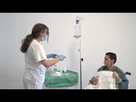 Administración de nutrición enteral mediante sistema de gravedad.