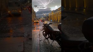 Il vulcano che erutta fulmini al posto della lava: l'incredibile video