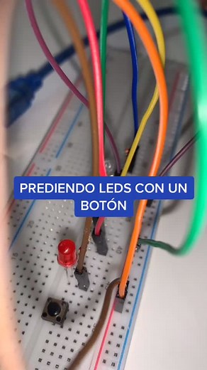 Para saber cómo hacer el circuito checa nuestro último video😉 #arduinoprojects #tutorials #mexico #easy #leds