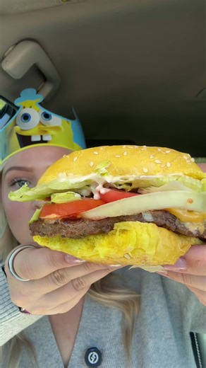 was able to get my hands on some of the new SpongeBob items from BK! 🍍💛🌟 sadly my location was sold out of the pie and the tots.. but I was able to try the pineapple freeze & SpongeBob whopper (which I was most excited about!!) I really enjoyed this meal and will be trying to get my hands on the entirety..🤩🤭 #burgerking #mukbang #spongebobmeal #eatingasmr #foryoupageofficiall❤️❤️tiktok @Burger King