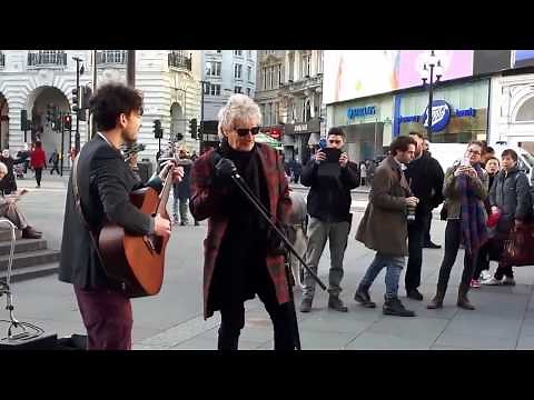 Rod Stewart - Impromptu street performance "Handbags And Gladrags" At London's Piccadilly Circus