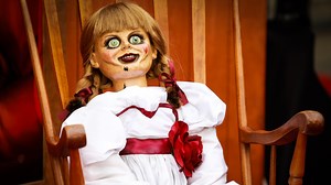 Az Annabelle baba tényleg létezik, de nem ajánlott megközelíteni, ha élni akarsz