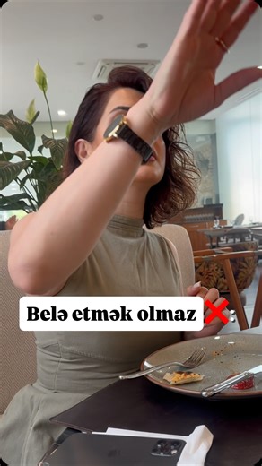Könül Quliyeva on Instagram: "🍽️ Etiket Qaydasının Adı: “Table Service Etiquette” və ya daha spesifik olaraq “Server Etiquette & Dining Manners” 📌 Qayda nəyi deyir? Restoran və ya kafe mühitində: ❌ ETMƏMƏLİ OLDUĞUNUZ DAVRANIŞLAR: Masada əlinizi qaldıraraq və ya səsli formada (“bura baxın!”, “ay qardaş!” 🙋🏻‍♀️🙋🏼) xidmət edən şəxsi çağırmaq etik deyil. Əl çalmaq, barmaqla işarə etmək, ya da yüksək səslə çağırmaq 🗣️ — bu davranışlar qeyri-peşəkar və hörmətsiz hesab olunur. ✅ Doğru davranış: 