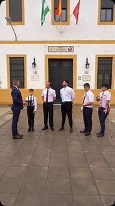 269K views · 8K reactions | ✨Seguimos formando a los alumnos para sus nuevos servicios VIP especiales, donde en breve mostrarán sus conocimientos.✨ Así como buscamos renovarnos, por vosotros, a ti que no se te olvide, Hazte un renove @mediamarkt_es . . . #escuela #formacion #maestro #arte | Venturas Cristian | Facebook