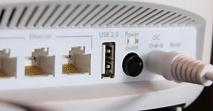 ¿Para qué sirve el puerto USB que se encuentra detrás del router?