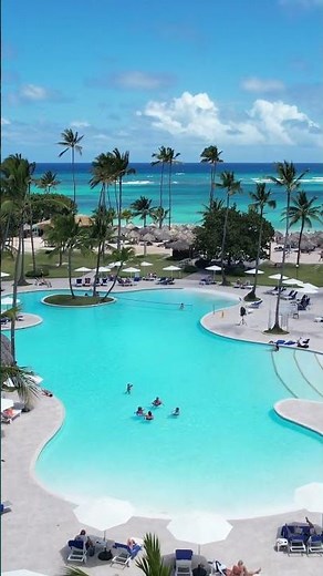 Infinity pools, white sand, and the Caribbean right in front of you. 🌴☀️