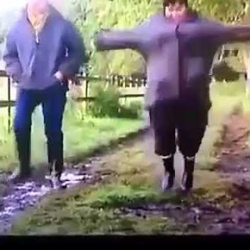 Dicke frau fällt ins wasser