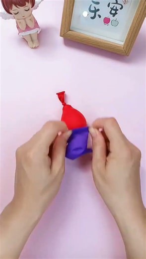 Adding water to two balloons can be played like this to decompress, fun and interesting handmade