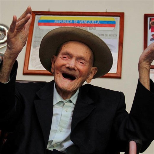 📢MURIÓ EL HOMBRE MÁS LONGEVO🇻🇪 🔻El hombre más longevo del mundo murió el martes a los 114 años en Venezuela. Juan Vicente Pérez Mora fue certificado por el Récord Guinness hace dos años y desde entonces mantenía el puesto mundial. El anciano era conocido como “Tío Vicente” y había nacido en El Cobre, estado de Táchira, el 27 de mayo de 1909. Era el noveno de 10 hermanos y desde pequeño trabajó como agricultor junto a ellos y su papá. 🎙 @brendybric #Longevidad #Record #Canal26 | Canal 26