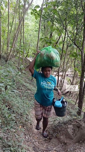 selesai mencuci pakaian dari sungai