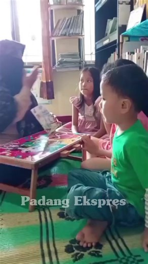 Bermodalkan buku- buku koleksi pribadinya, Ai Kurnia Sari, 45, seorang Ibu Rumah Tangga sekaligus penggiat literasi di Kota Pariaman mendirikan Taman Bacaan Masyarakat ( TBM) Lambang di Perumnas Lambang, Desa Air Santok, Pariaman sejak November 2022. Di ruang sederhana itulah Ai menarik anak-anak dan ibu-ibu sekitar rumahnya agar mau mampir membaca di TBM Lambang. Ia menggelar lomba sederhana seperti lomba makan kerupuk agar warga sekitar agar warga sekitar datang berkunjung. Semangat Ai menggia