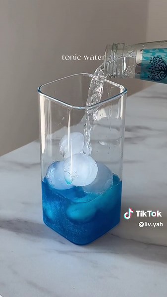 little mermaid drink 🧜‍♀️💙💚 #littlemermaid #littlemermaidparty #hallebailey #arielle #cocktail #cocktails #cocktailrecipes #bluecuracao #drink #bluecocktail #bluedrink #greencocktail #edibleglitter #glitter #midori #longdrink #disney #disneyprincess #cocktailparty #girlsnight #ariellediemeerjungfrau #diekleinemeerjungfrau #littlemermaid3