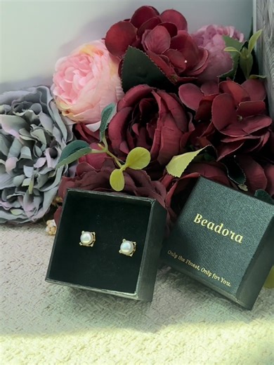 The minimalist charm of a perfect square! 📐✨ These solid gold square studs are the definition of sleek and sophisticated. Minimalist, bold, and modern—the polished metallic shine is enough to elevate any look. A must-have basic for every jewelry lover! 🤍💍 #TikTokBudolPH #GoldSquareEarrings #MinimalistJewelry #GeometricStyle #JewelryPH