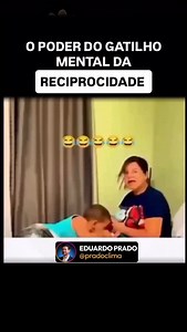 Esse vídeo é uma aula de vendas disfarçada porque ele mostra, na prática, um gatilho mental chamado reciprocidade, que é quando alguém recebe algo de valor primeiro e o cérebro cria automaticamente a necessidade de retribuir, não por educação ou caráter, mas por funcionamento neurológico mesmo, a mente odeia ficar em dívida, e é exatamente isso que acontece na cena, o menino não pede nada no início, ele defende o pai, valoriza, reconhece, fortalece o vínculo emocional e só depois vem o pedido, q