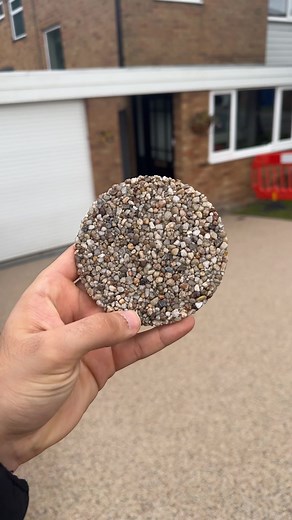 5.7K views · 71 reactions | Resin driveway transformation! ✅Check out this resin bound surfacing project completed in our Seashell aggregate blend! Are you looking to get your driveway, patio or walkway in resin bound surfacing? Head over to our website to fill in our FREE quotation form, so we can find your nearest installer! ️Installed by The TP Group & aggregates sourced by Grantex Surfacing #ResinDriveway #Driveway #HomeDecor #HomeInspo #ResinBound | RonaDeck | Facebook