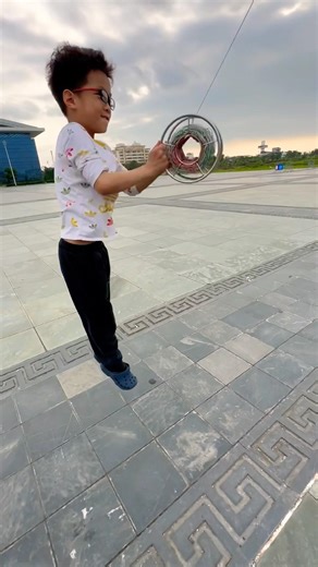 Diều vươn cao cậu nhóc thích quá nhảy cẫng lên #kite #pipa在台灣 #kiteflying #layangan #patang